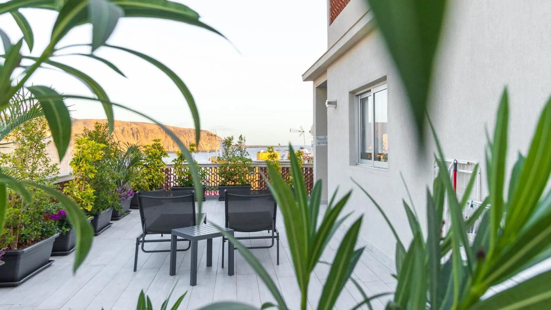 The White Heart House - Attic Sea View Apartment Los Cristianos